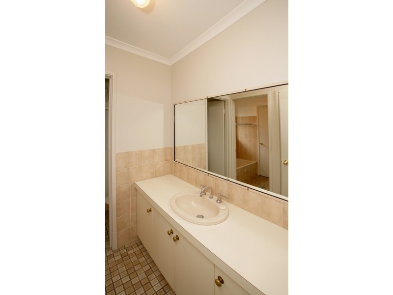 8 Nicholi Crescent, Lake Albert NSW 2650