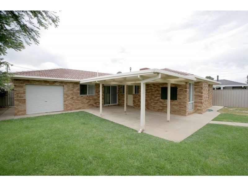 8 Nicholi Crescent, Lake Albert NSW 2650