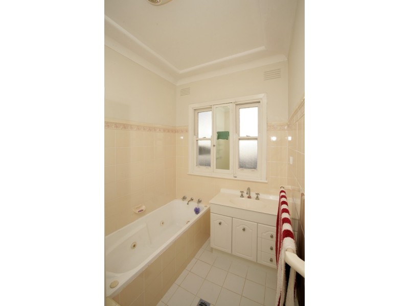 16 Heydon Avenue, Turvey Park NSW 2650