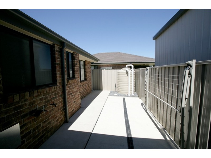 1/31 Warambee Street, Glenfield Park NSW 2650