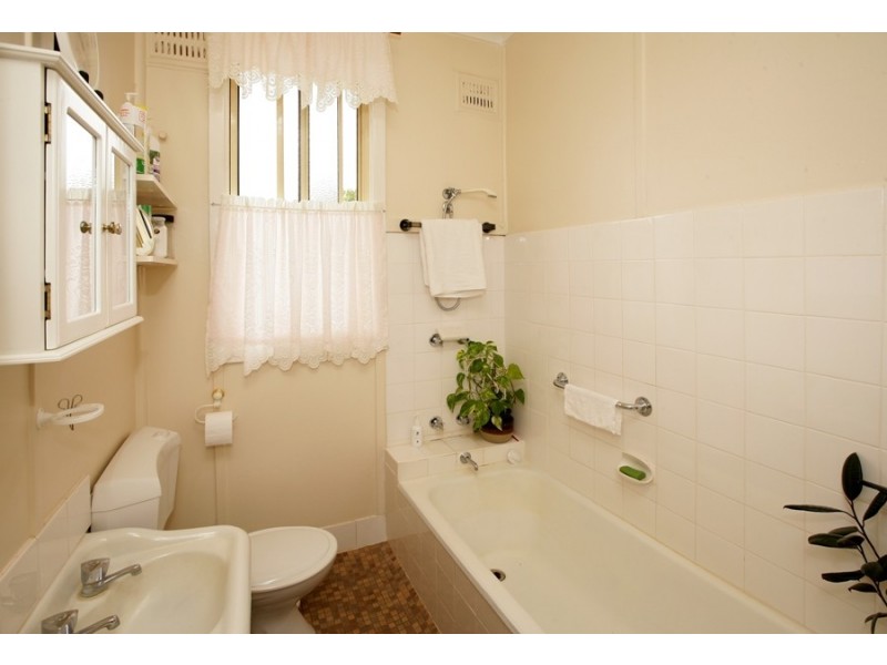 3 Phillip Avenue, Mount Austin NSW 2650