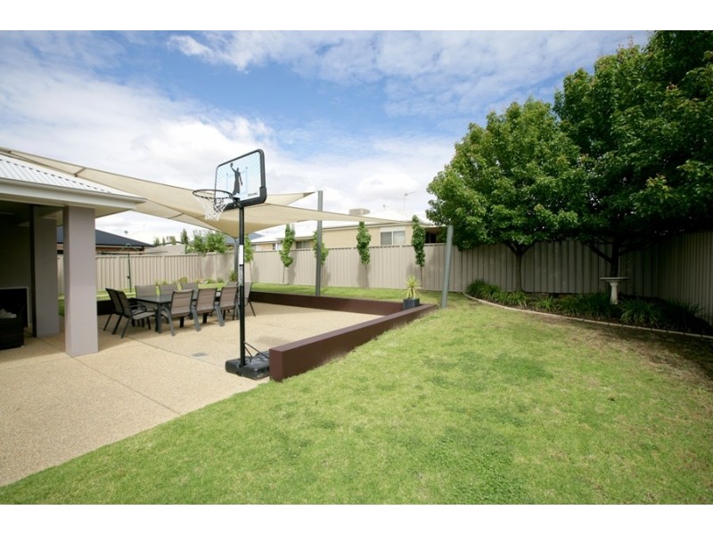 32 Bogong Cres, Tatton NSW 2650