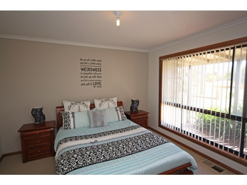 37 Alfred Street, Oura NSW 2650