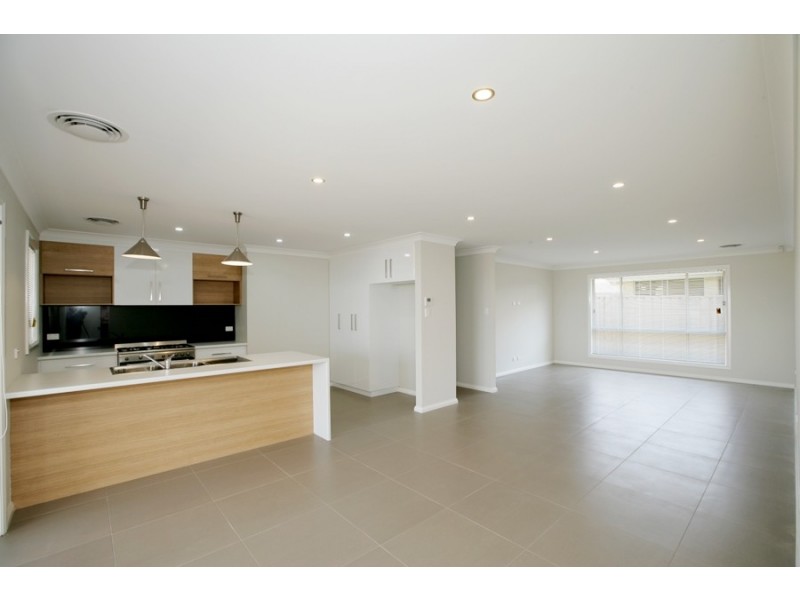 7 Park Place, Lloyd NSW 2650