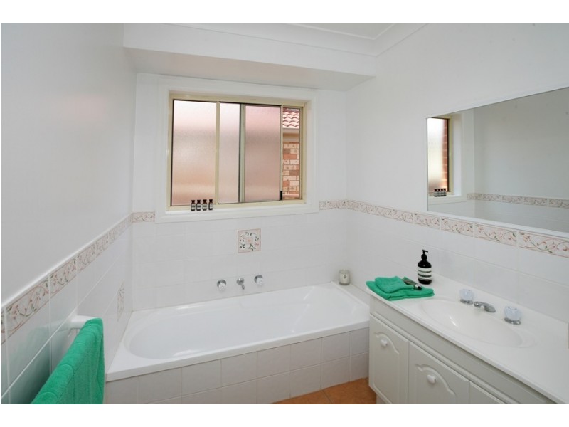 16 Yarrawah Crescent, Bourkelands NSW 2650