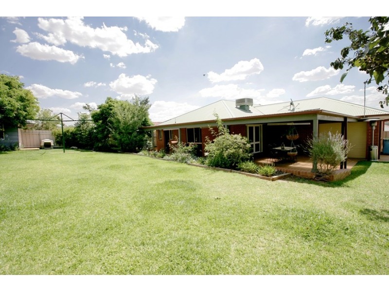 16 Yarrawah Crescent, Bourkelands NSW 2650