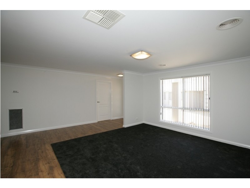 2/34 Stirling Boulevarde, Tatton NSW 2650