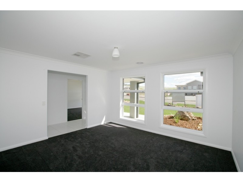 6 Preston Crescent, Lloyd NSW 2650