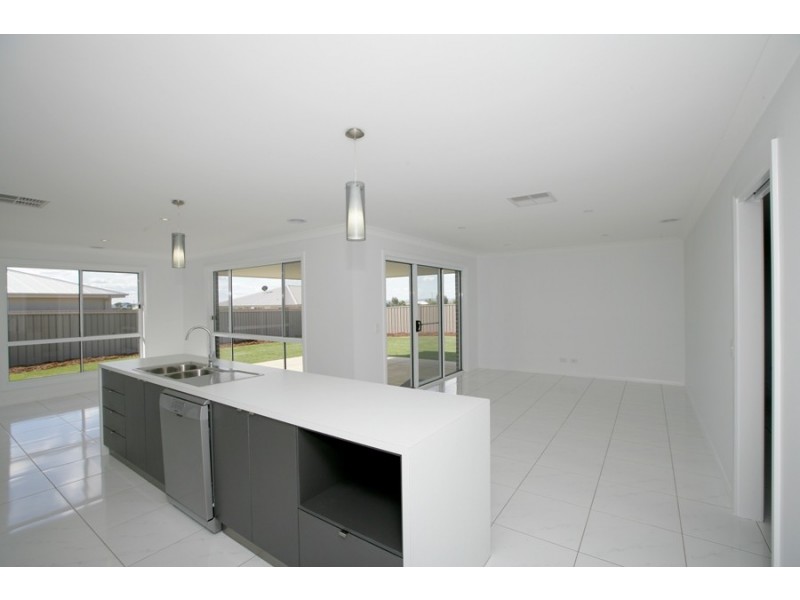 6 Preston Crescent, Lloyd NSW 2650