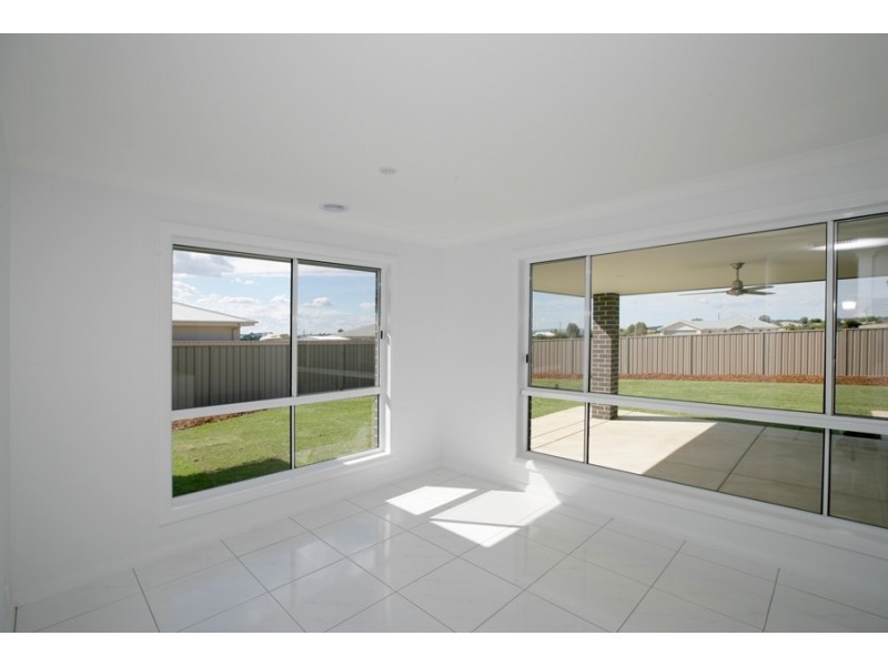 6 Preston Crescent, Lloyd NSW 2650