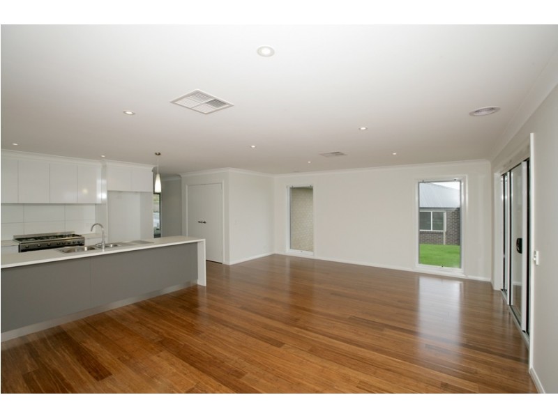 4 Preston Crescent, Lloyd NSW 2650