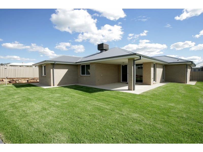 4 Preston Crescent, Lloyd NSW 2650