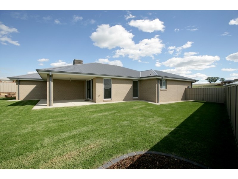 4 Preston Crescent, Lloyd NSW 2650