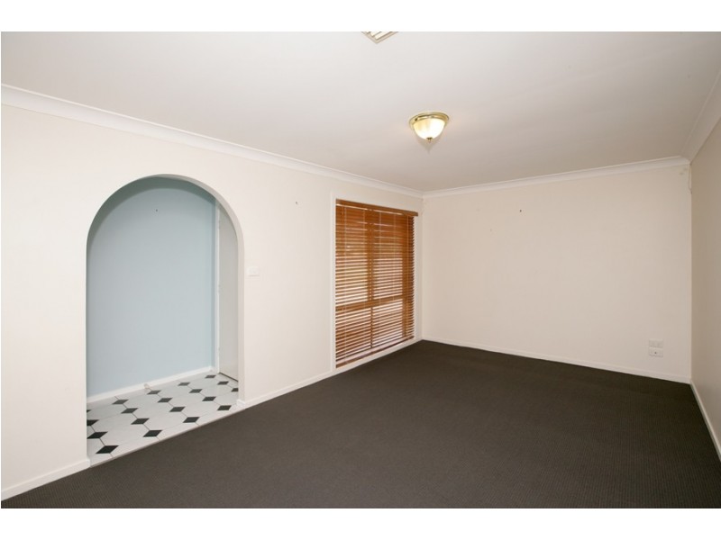 2 Kimba Drive, Glenfield Park NSW 2650