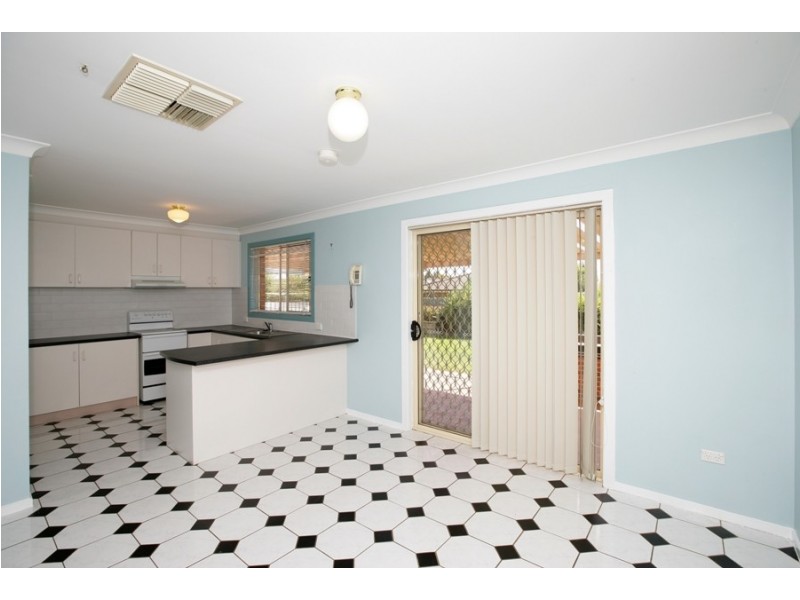 2 Kimba Drive, Glenfield Park NSW 2650