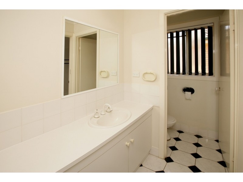 2 Kimba Drive, Glenfield Park NSW 2650