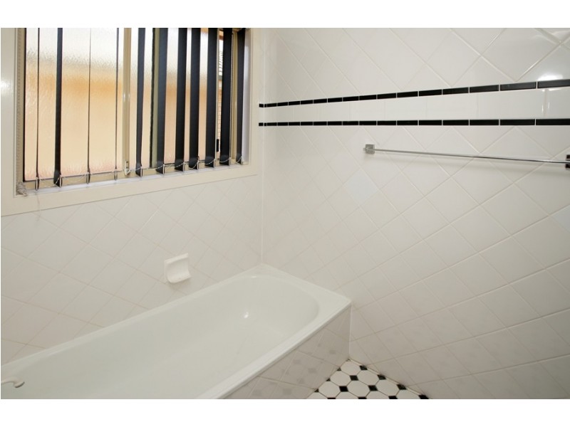 2 Kimba Drive, Glenfield Park NSW 2650