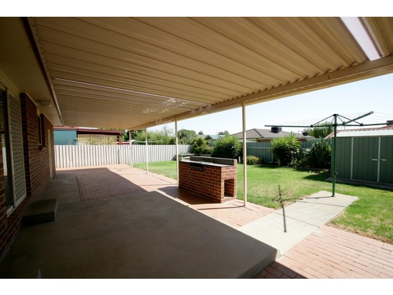 2 Kimba Drive, Glenfield Park NSW 2650