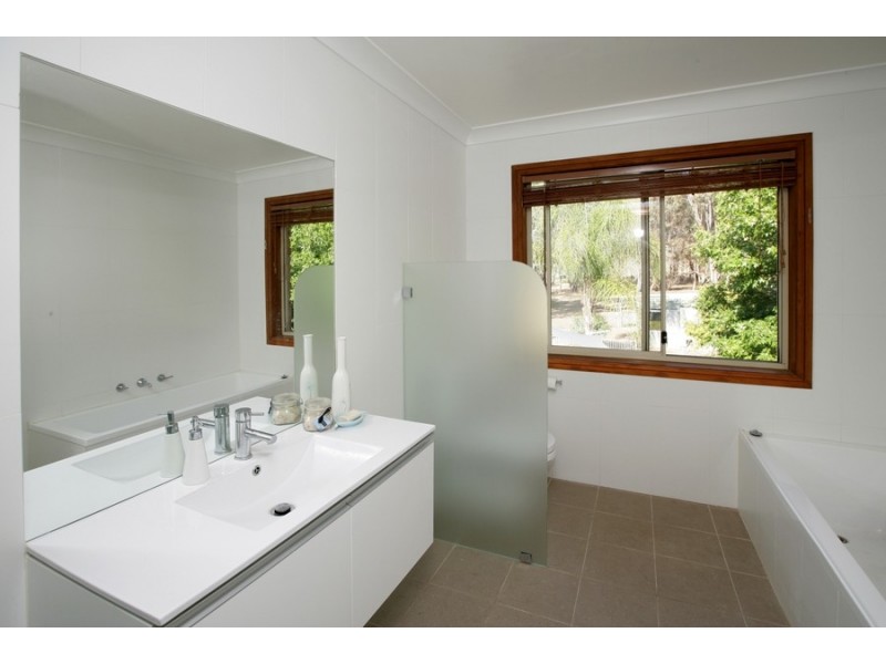4 Yarran Place, Springvale NSW 2650