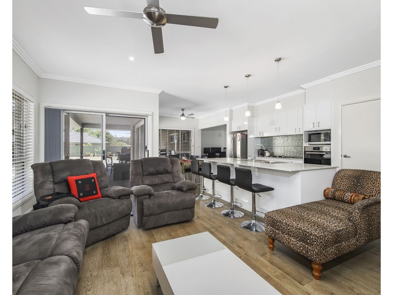 25 Lakeside Way, Lake Cathie NSW 2445