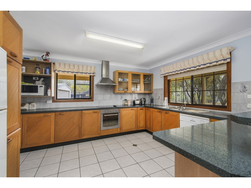 252 Long Point Drive, Lake Cathie NSW 2445