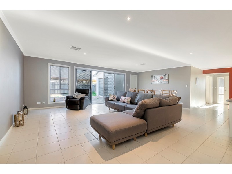 12 Ruskin Road, Thompson Beach SA 5501