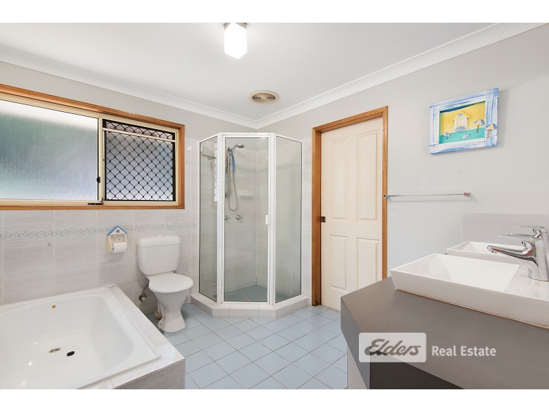 5 Melwood Crt, Arana Hills QLD 4054