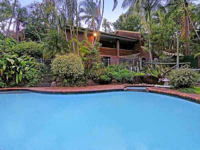 32 Owarra Avenue West, Ferny Hills QLD 4055