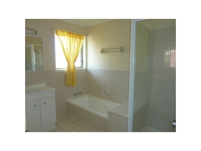 1/9 Leslie St, Arana Hills QLD 4054