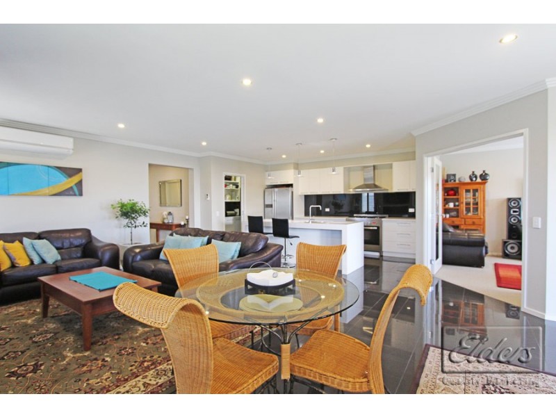 12 Roxburgh Crescent, Junortoun VIC 3551