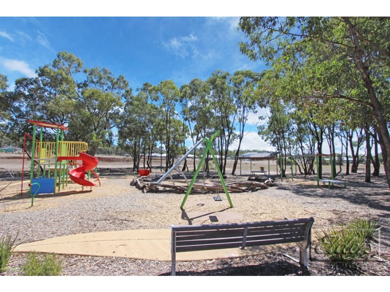 12 Roxburgh Crescent, Junortoun VIC 3551