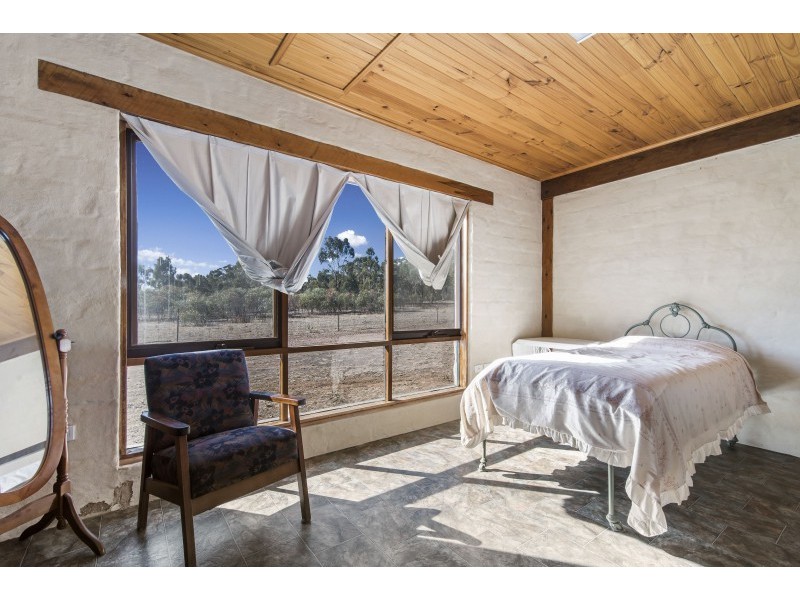 61 BLANDFORDS ROAD, Neilborough VIC 3570