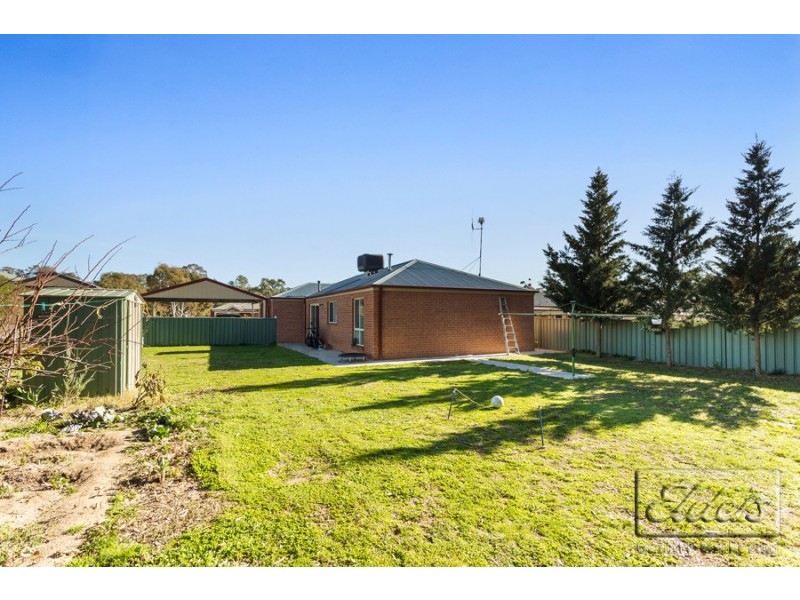 18 Elvey Drive, Kangaroo Flat VIC 3555
