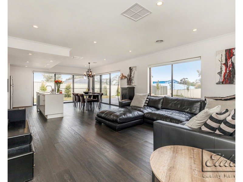 12 Bronze Drive, Kangaroo Flat VIC 3555