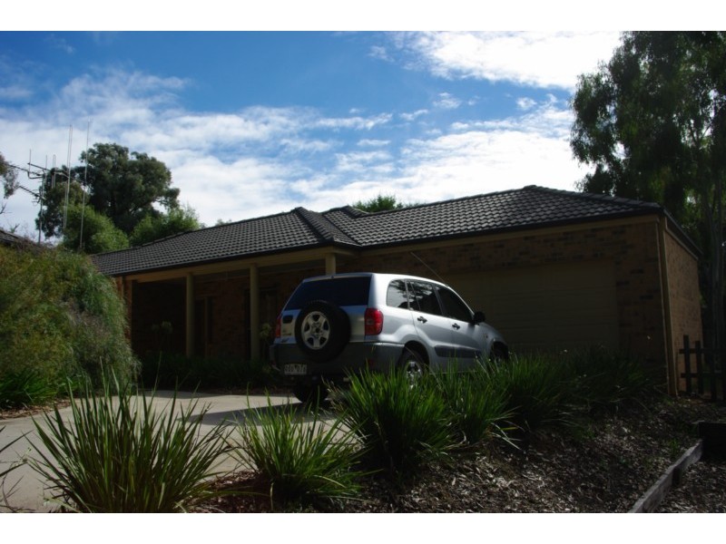 2/2  Greenwood Drive, Strathdale VIC 3550