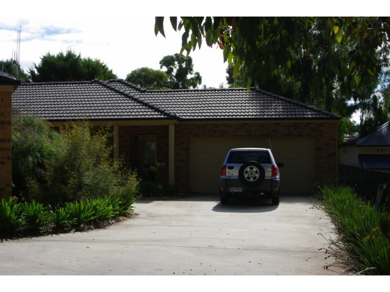 2/2  Greenwood Drive, Strathdale VIC 3550