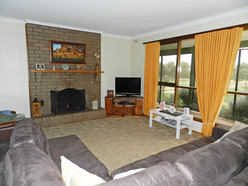 33 Edwards Road, Eddington VIC 3472