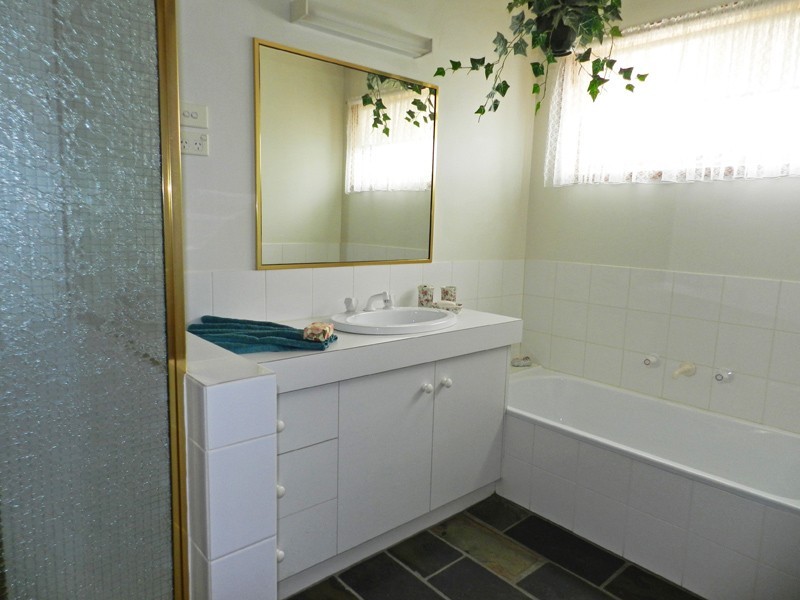 1/77 Broad Parade, Spring Gully VIC 3550