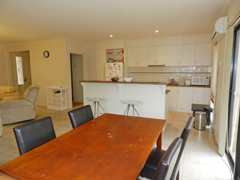 2/2 Greenwood Drive, Strathdale VIC 3550