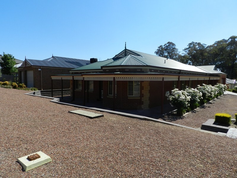 1 Bramley Place, Kennington VIC 3550