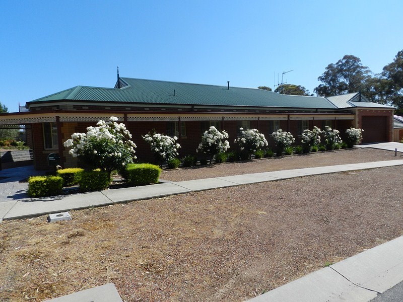 1 Bramley Place, Kennington VIC 3550