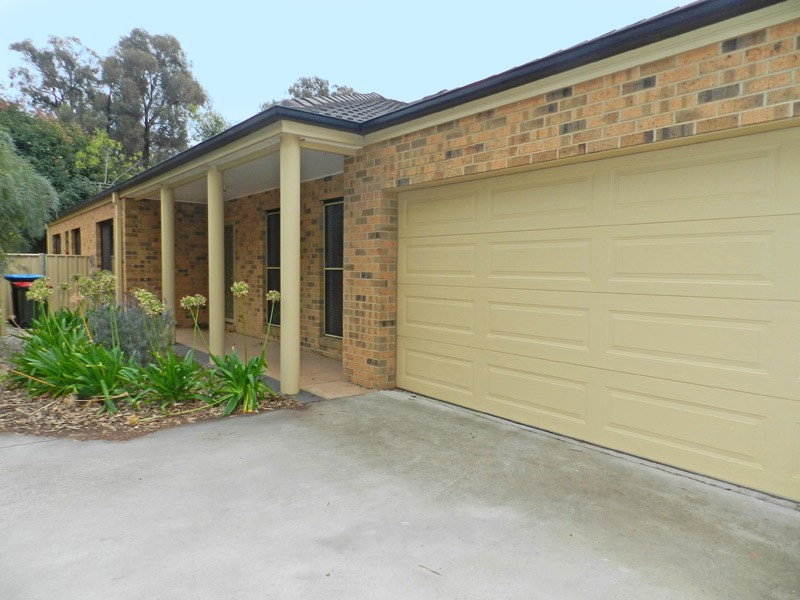 2/2 Greenwood Drive, Flora Hill VIC 3550