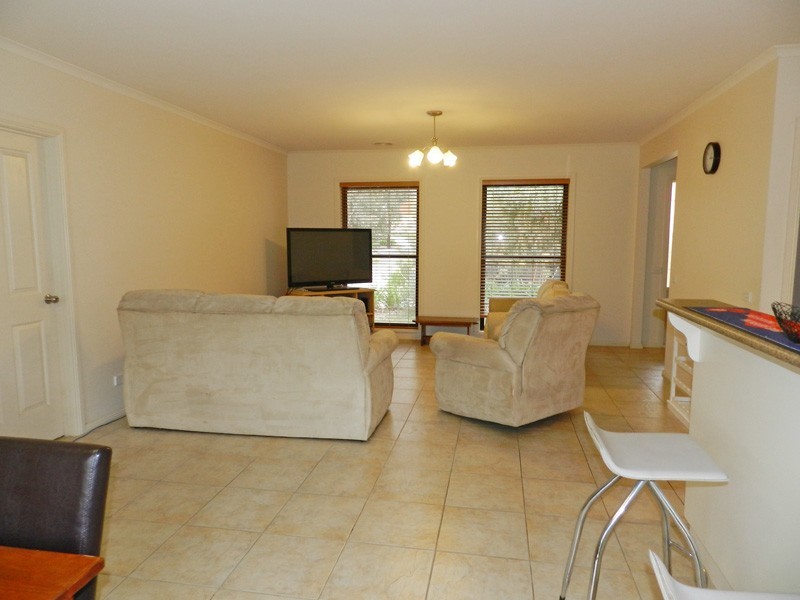 2/2 Greenwood Drive, Flora Hill VIC 3550