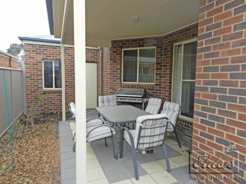 8 Queen Street, Kangaroo Flat VIC 3555