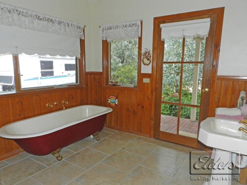 19 Raglan Place West, Axedale VIC 3551