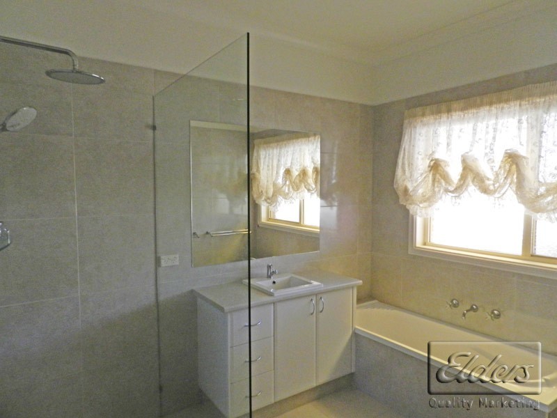 8 Cooper Grove, Strathfieldsaye VIC 3551