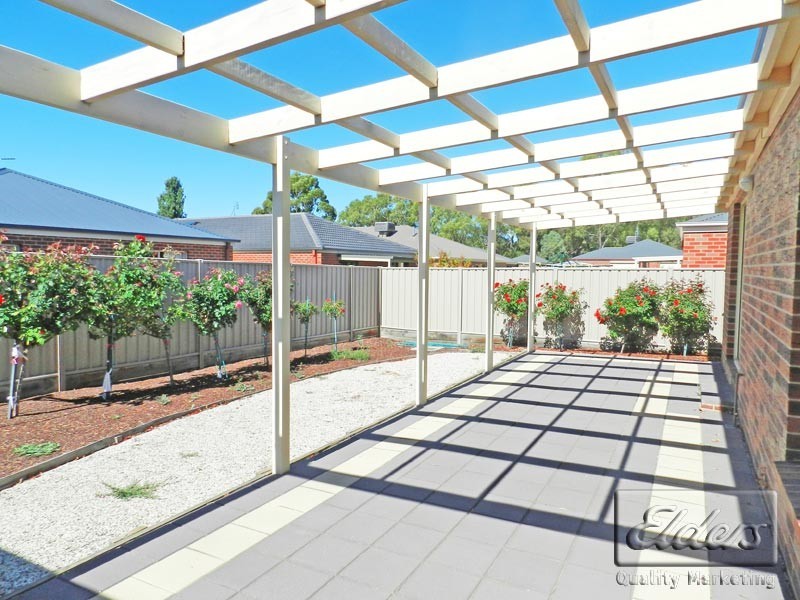 8 Queen Street, Kangaroo Flat VIC 3555