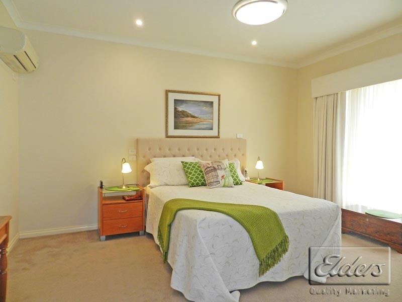 33 Cousins Street, Strathdale VIC 3550