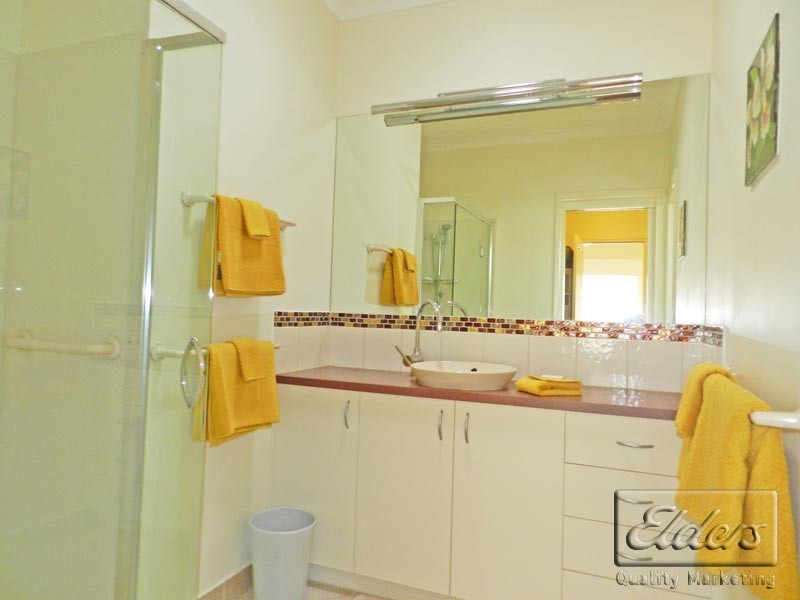 33 Cousins Street, Strathdale VIC 3550