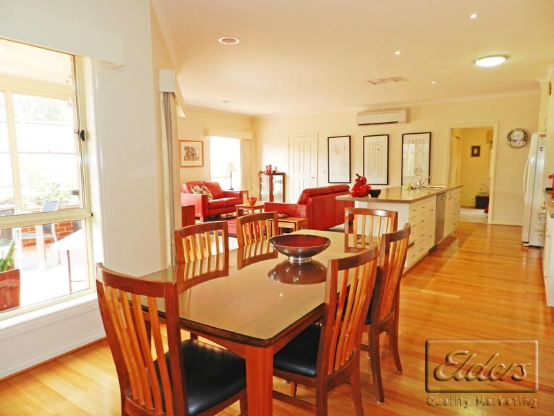 33 Cousins Street, Strathdale VIC 3550